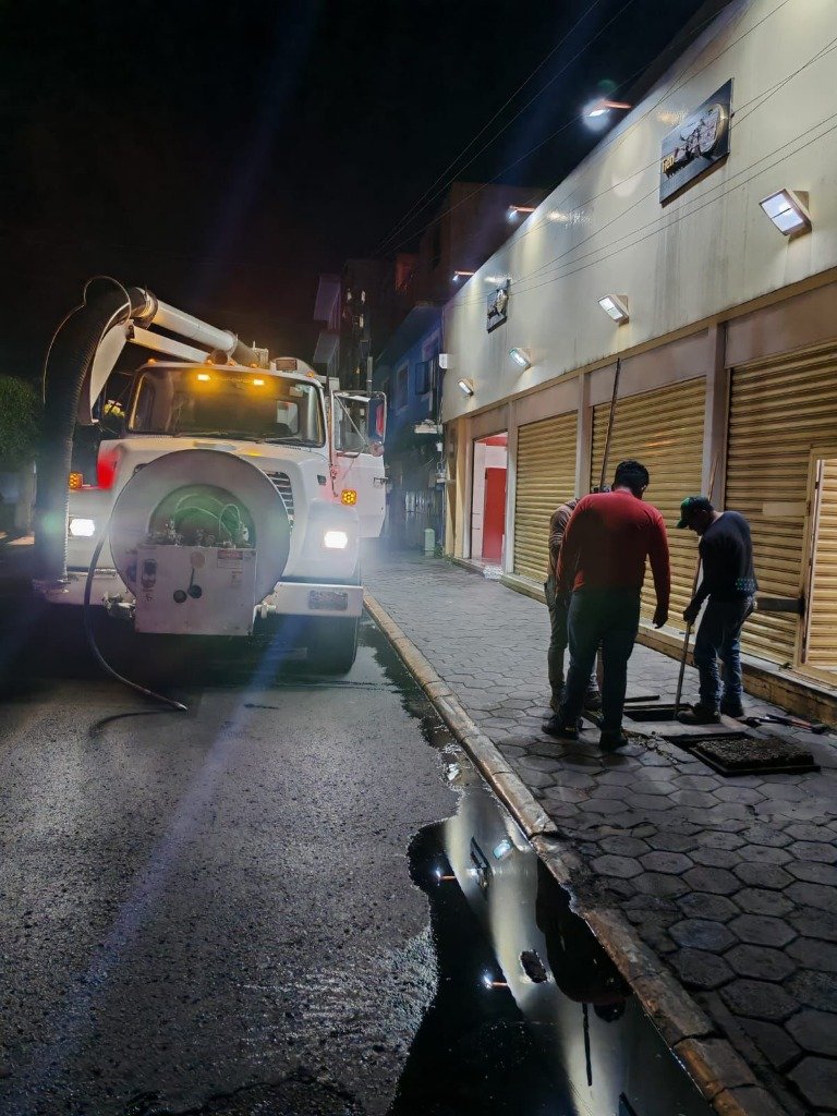 Equipo Hermanos Cano trabajando de noche en destape de drenaje